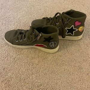 Army green shoes with zipper and patch details